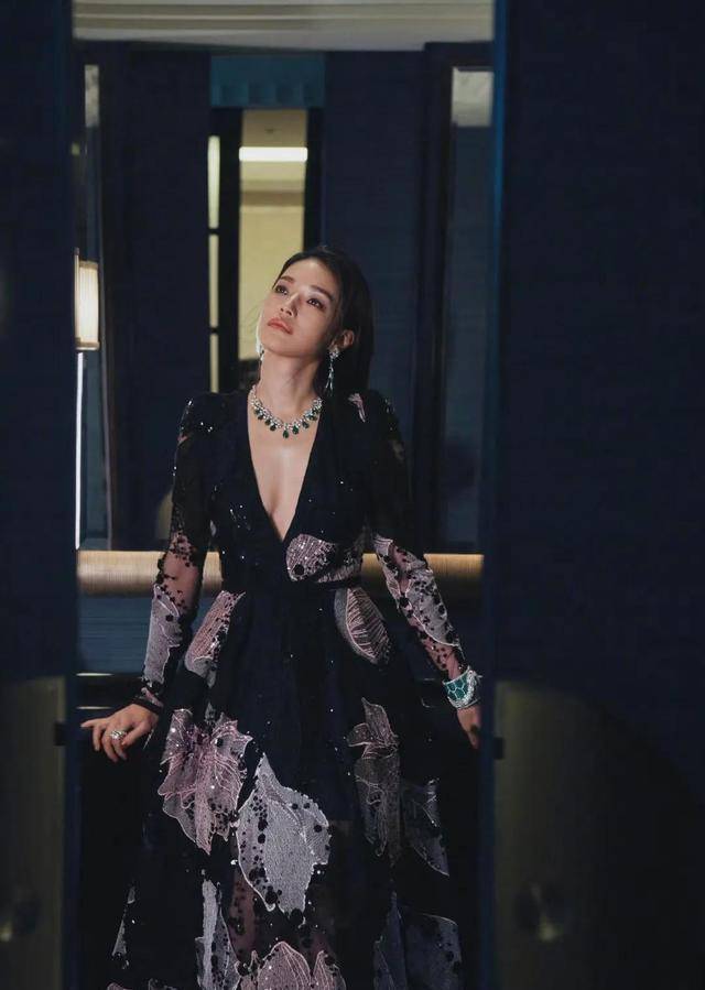 原创马思纯骨架大穿衣有型一袭深v长裙配珠宝项链气质干练又时尚