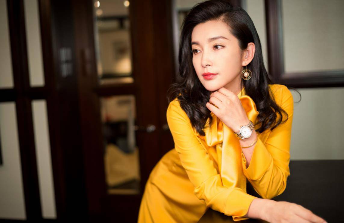 原创华谊一姐李冰冰当众强吻陈坤富商追求十年她有何魅力