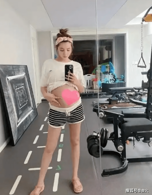 韩庚老婆卢靖姗挺孕肚骑单车四肢纤细锁骨明显曲线突出身材好