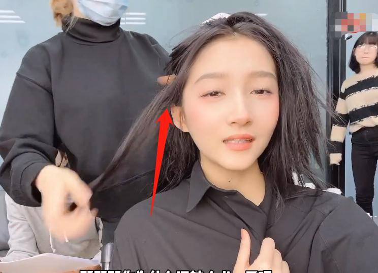 关晓彤对准镜头做造型,发型师拿的物品成焦点,没搞错吧?