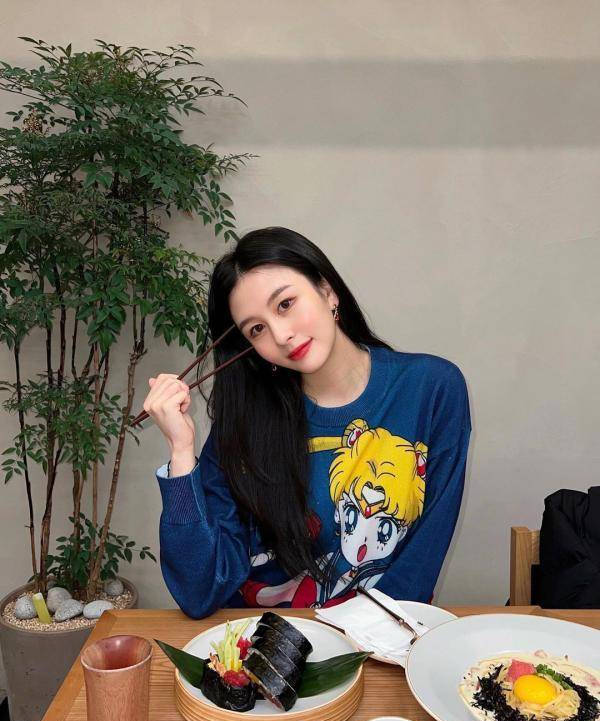 邱淑贞女儿沈月晒美照 穿抹胸装秀美腿青春有活力