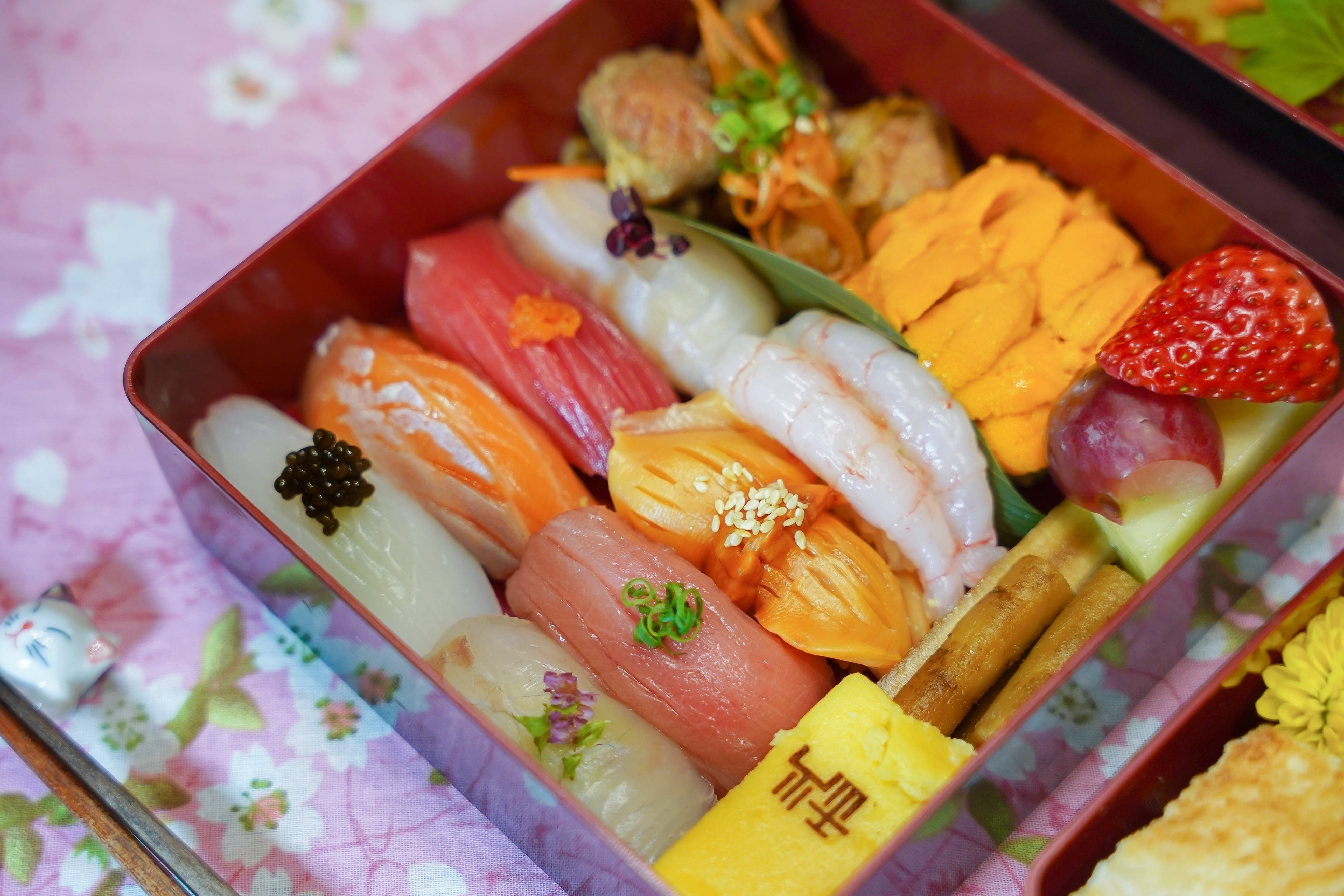 秋·日本料理的限定午间食盒便当采用颇具日式氛围感的三层式食盒