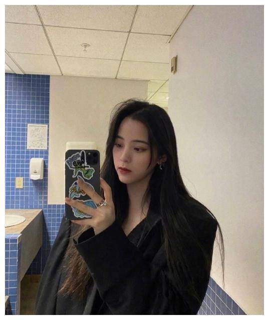 欧阳娜娜有点小大人模样了,黑色西装高冷范十足,女人味不要太浓_少女