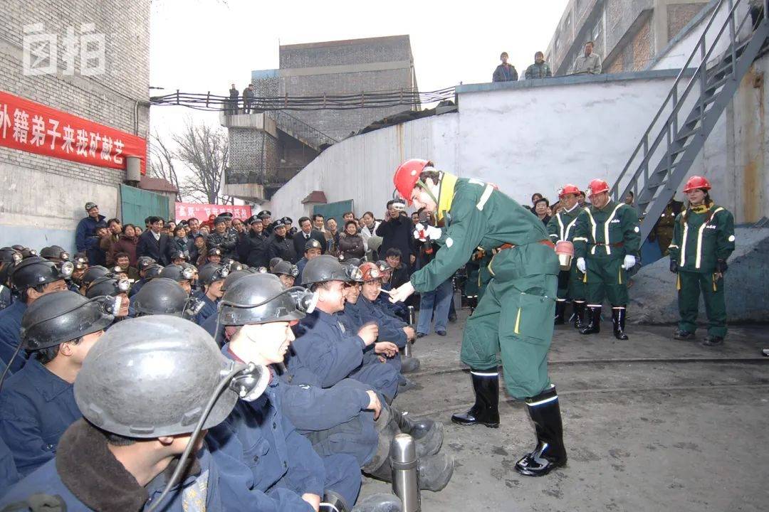 2005年,跟师父在山西阳煤三矿为矿工们表演相声《宇宙牌香烟》.