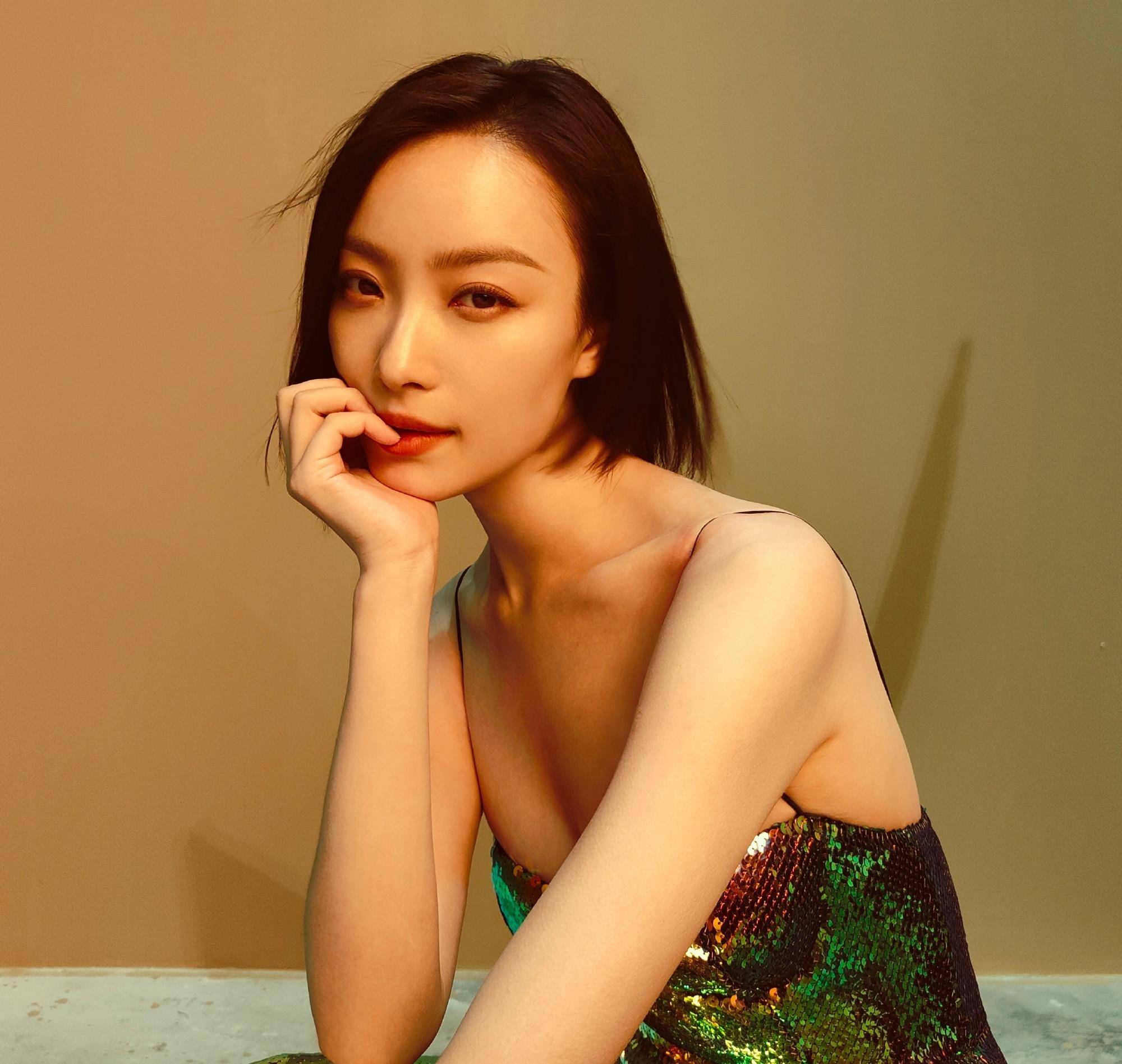 倪妮新写真曝光 抹身材长裙大秀锁骨 真正的时尚可抵时间侵蚀 角色 演技 性格