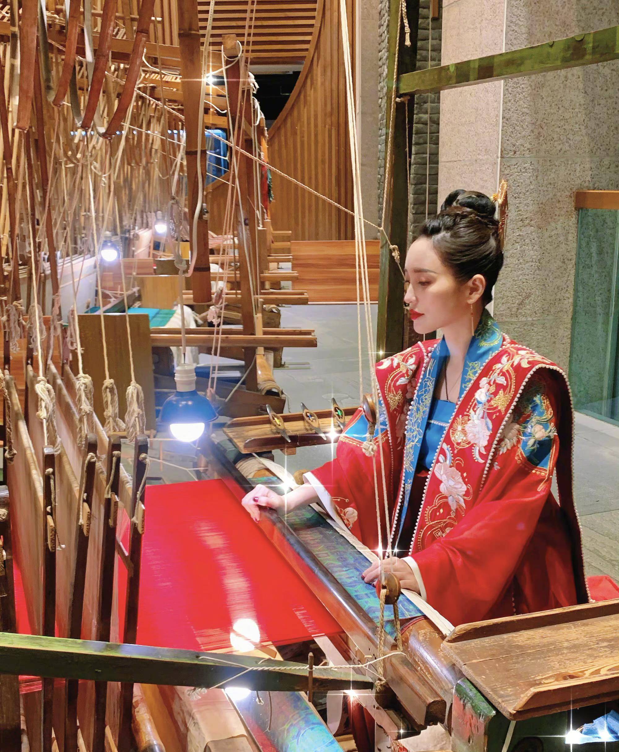 原创金莎穿汉服走秀想象自己是皇后娘娘正红口红明艳动人