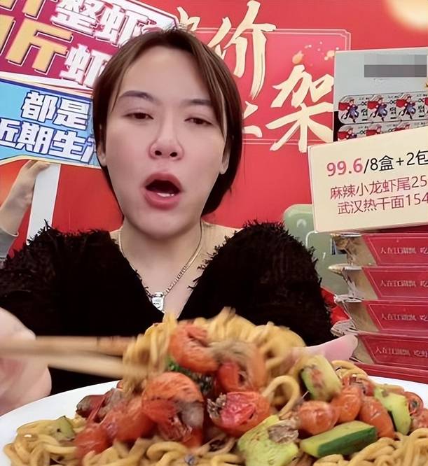 原创网红浪胃仙回归后首开直播穿女装露香肩暗自和游絮较量