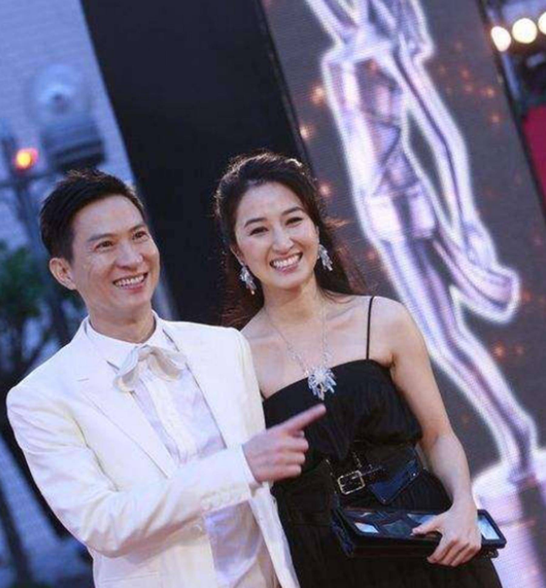 原创1995年关咏荷带张家辉回家见父母张家辉厕所都比我家大