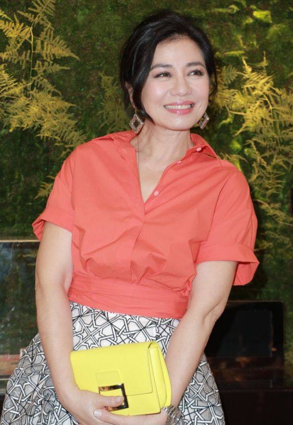 钟楚红生了一张冻龄脸穿红衣配半裙美艳大方