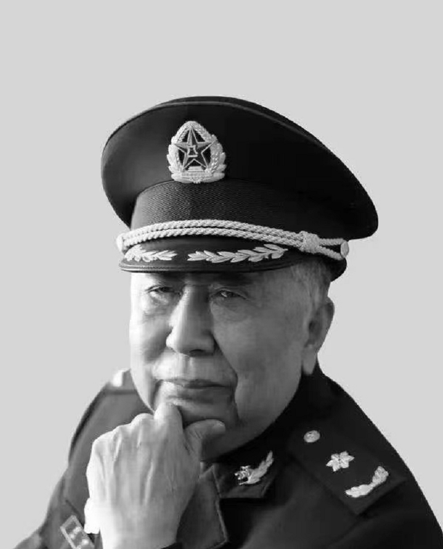 阎肃:和妻子恩爱55年,帮儿子娶小15岁娇妻,千万遗产换不来安宁