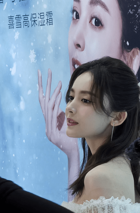 原创古力娜扎真是内娱颜值天花板参加活动的生图状态太绝了