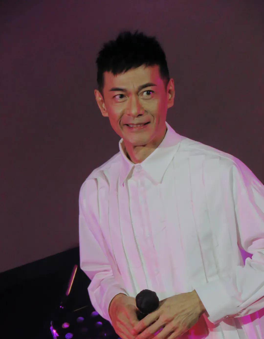 59岁江华骨瘦如柴,退出娱乐圈的他远比你想象中过得幸福_麦洁文_生活