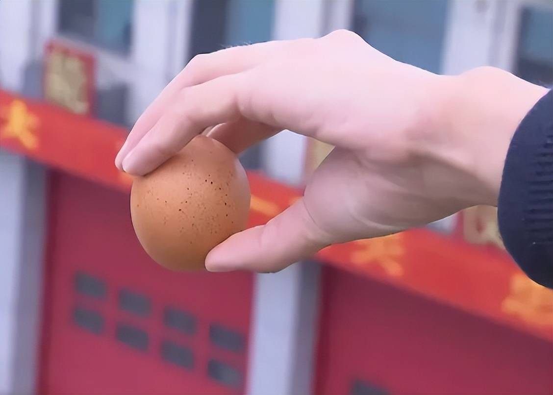 网上曾有一组高空抛物的实验,鸡蛋从4楼抛下,会把人头顶砸出个脓包来