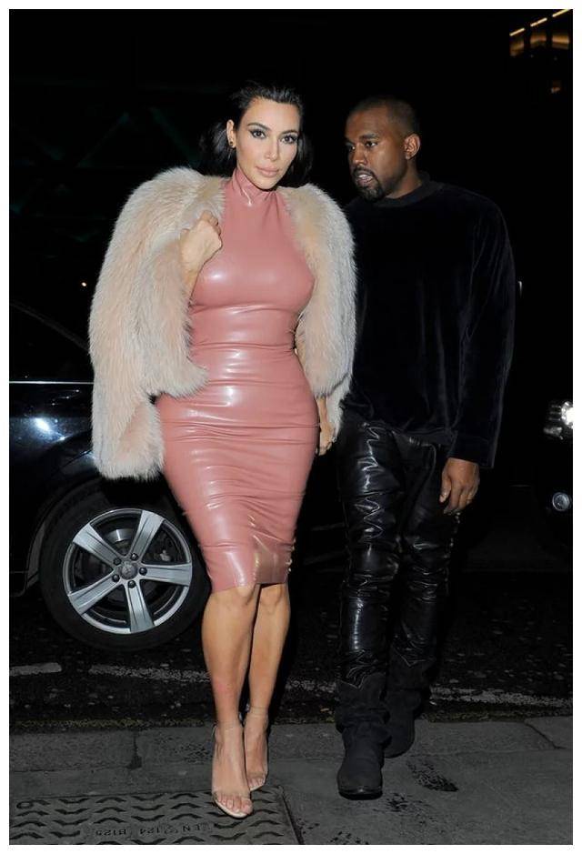 不管是什么乳胶衣服,它在工作上都非常精致!