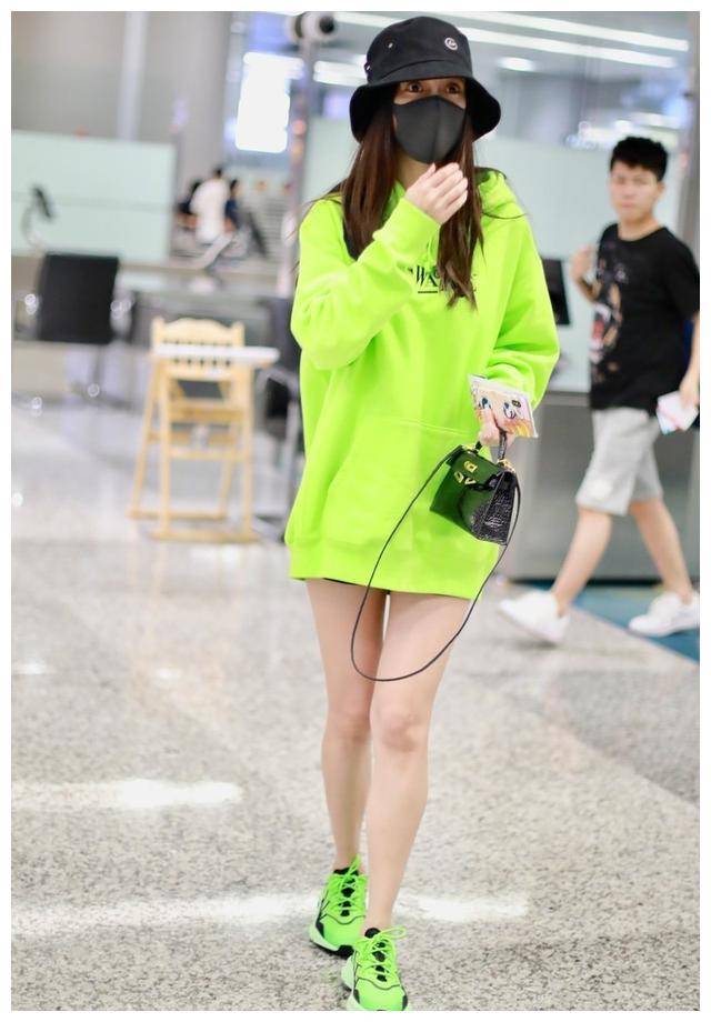 杨颖还搭配了荧光绿色运动鞋,荧光绿色使肤色更白,肤色,气质有了相当