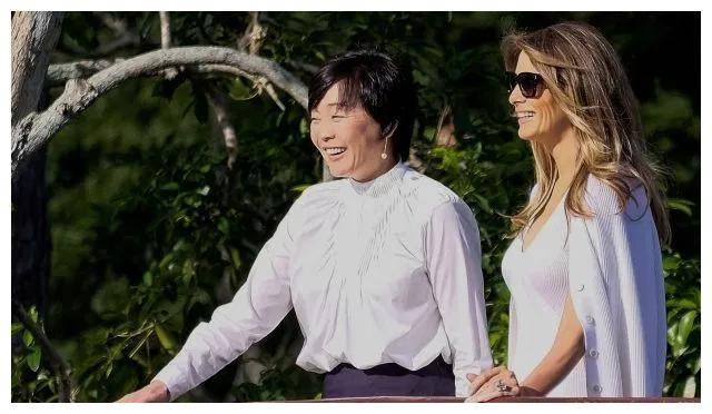 原创梅拉尼娅难得这么温柔穿裹身白裙秀事业线手持纸扇竟有东方美