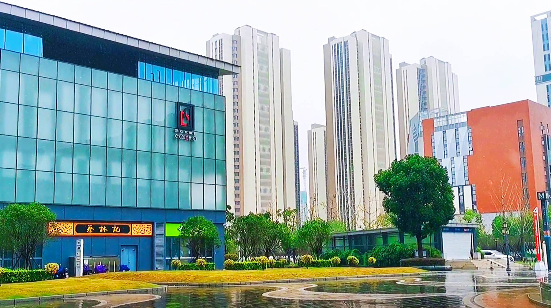 这个建在武汉城郊工业区里的商圈，汇聚3条地铁，人气有点冷清