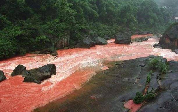 我国最神奇的一条河，一下雨就变成红色，人们却用河水酿茅台