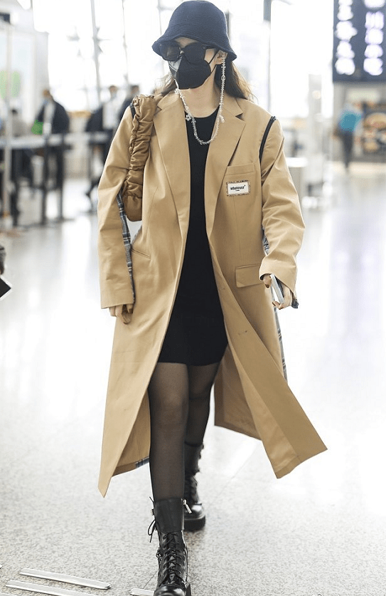 原创戚薇机场穿搭超有范拼接大衣搭黑丝袜好身材尽显