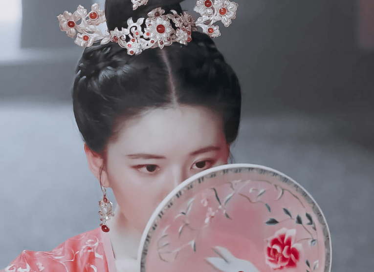 原创长歌行乐嫣皓都大婚赵露思美到众人团扇绣的兔子才是焦点