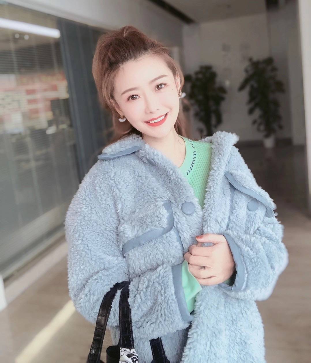 湖南人熟悉的主持人yoyo蒋宏杰,早年因主持《fun4娱乐》,《越策越开心