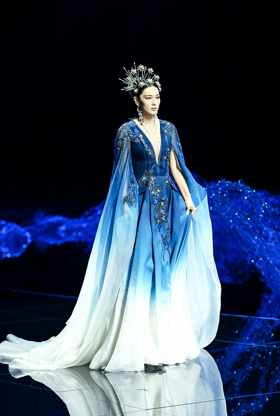 原创军嫂张馨予气场堪比超模一袭大v领纱裙走秀又美又飒