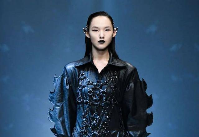 清华毕业设计引质疑手持白花两眼发白网友造型太阴间了