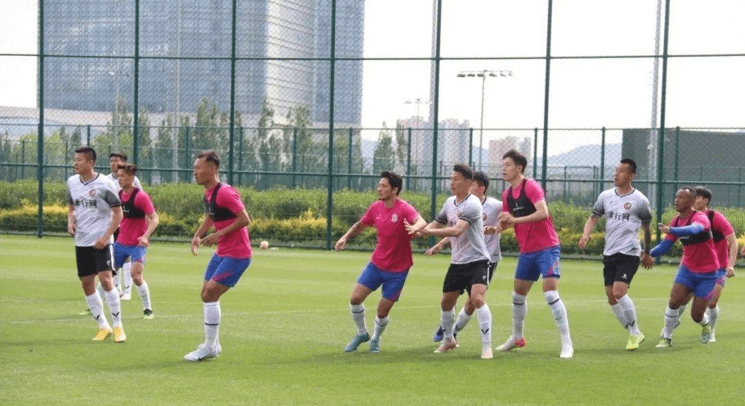 原创             3-2！上海申花险胜业余队，吴金贵降服刺头球员，助他独造3球遮羞