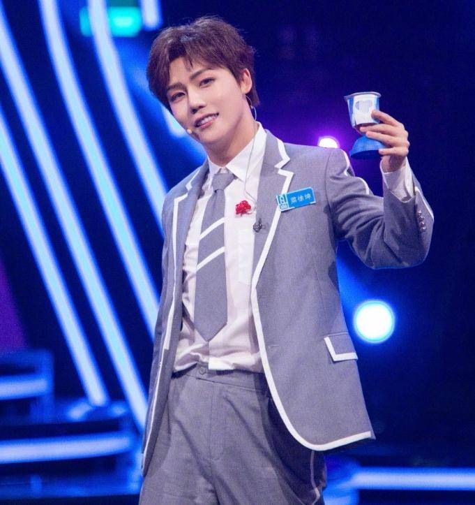 原创刘维模仿蔡徐坤男团范十足看到杨迪造型本尊都要连夜跑路