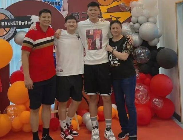 范子铭一家人合影和其他很多项目不同,篮球因为有身高优势的加成,因此