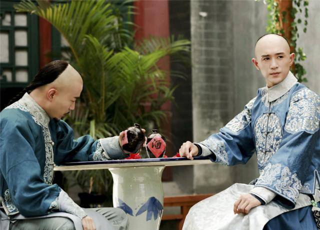 那么有没有一个兄弟和睦的皇家故事呢,其实也是有的,最典型的就是康熙