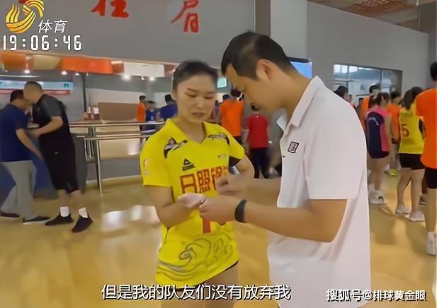 在测试期间,王梦洁的手心不慎被器械划伤,在主教练安家杰和队友的鼓励