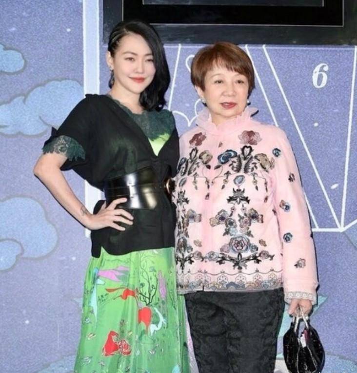 原创小s晒与婆婆合照两人气质状态都惊艳但拍照姿势暴露真感情