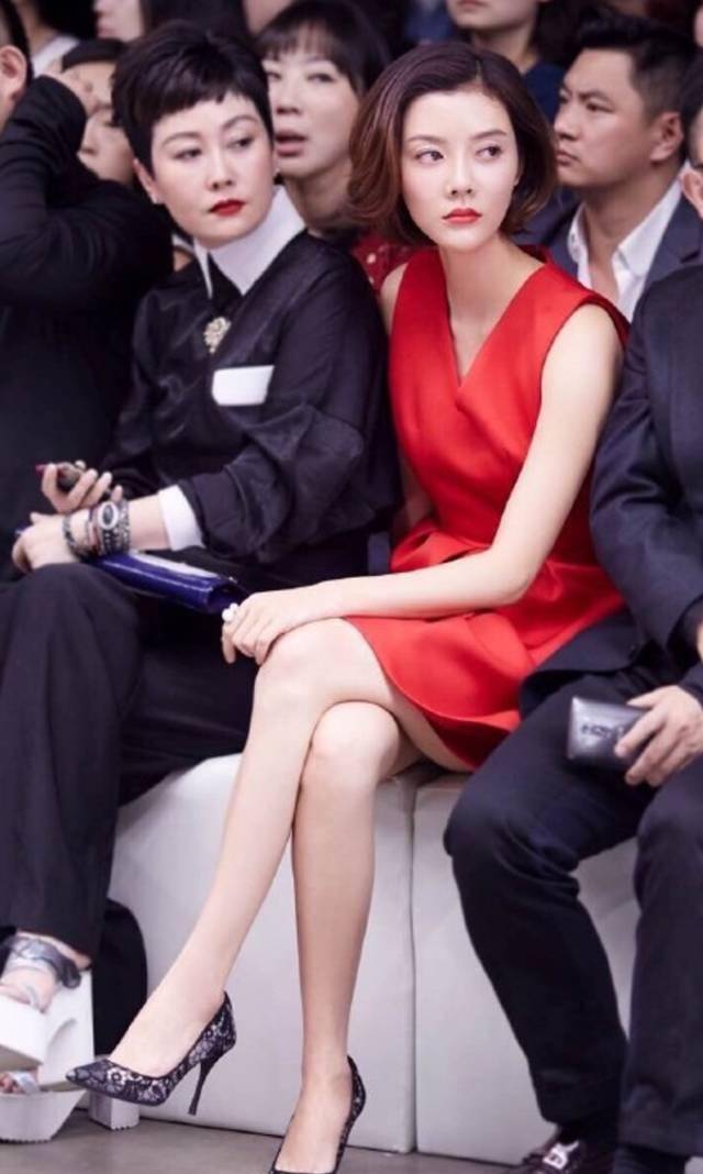原创车晓身高170穿红色短裙身材堪比超模四肢纤细同框吕燕也不输