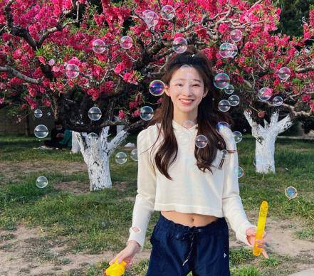 原创马凡舒淡妆出镜气质好穿露脐装小腹平坦外套故意掉一半秀身材