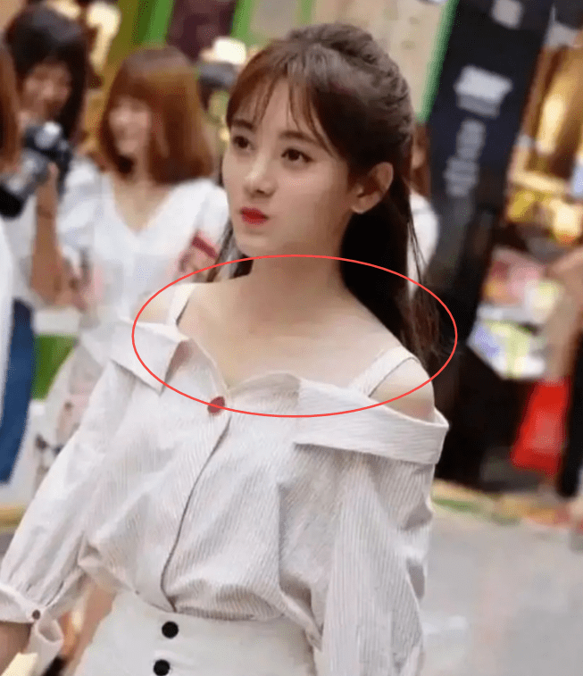 因为大家发现鞠婧祎以前的肩膀是塌下来的,但是在最近发现她的肩膀