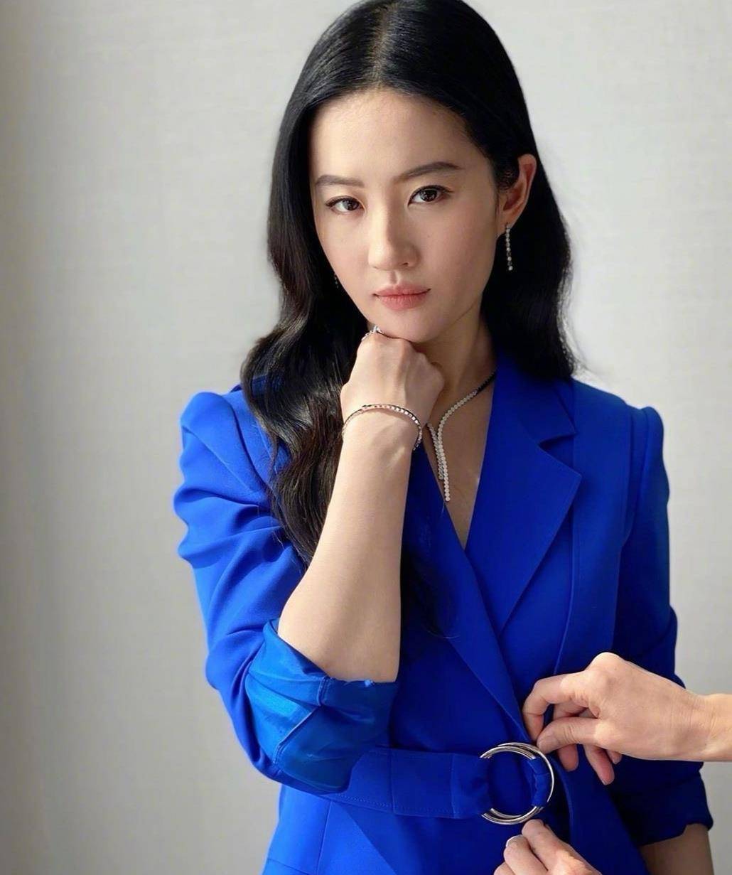 刘亦菲最新策划大片曝光,一身白色西服配长卷发,攻气十足女强人_显得