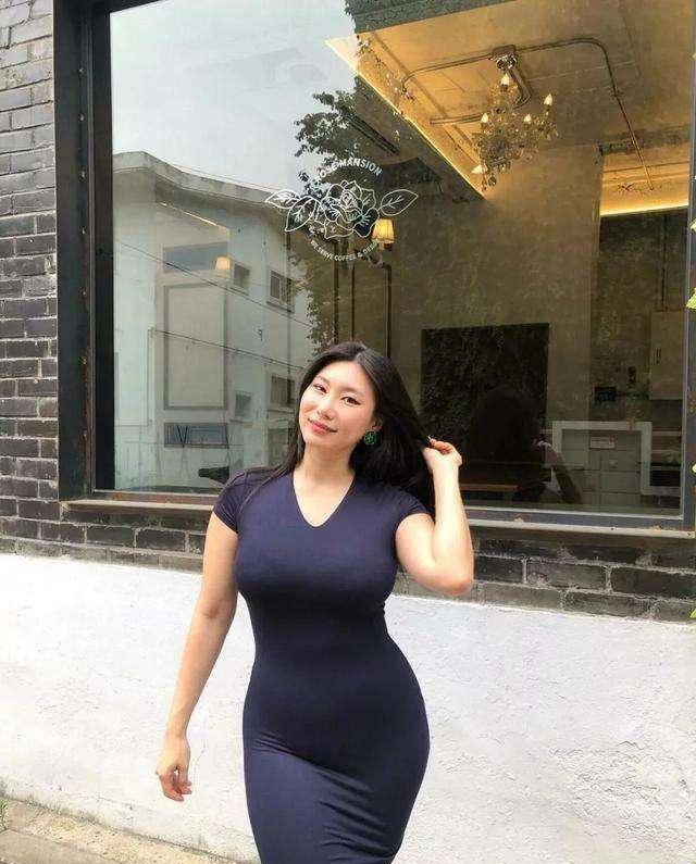 李殷娜前半生的生活一片狼藉,与后面自律,科学的生活方式截然不同.