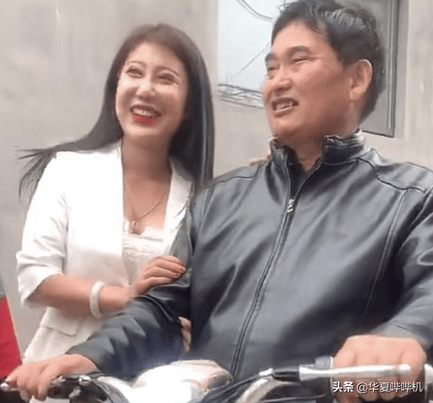 原创视频连线拉面哥网红家门外热舞大衣哥的公关团队急了吗