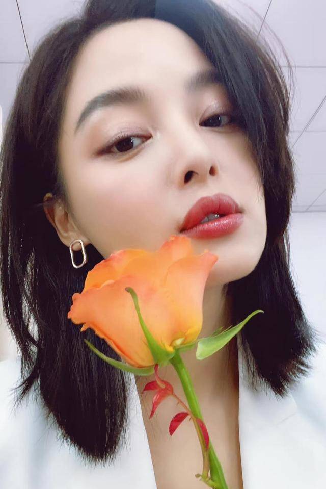 原创好可爱辛芷蕾老家鹤岗参加婚礼与新娘热聊毫无明星架子接地气