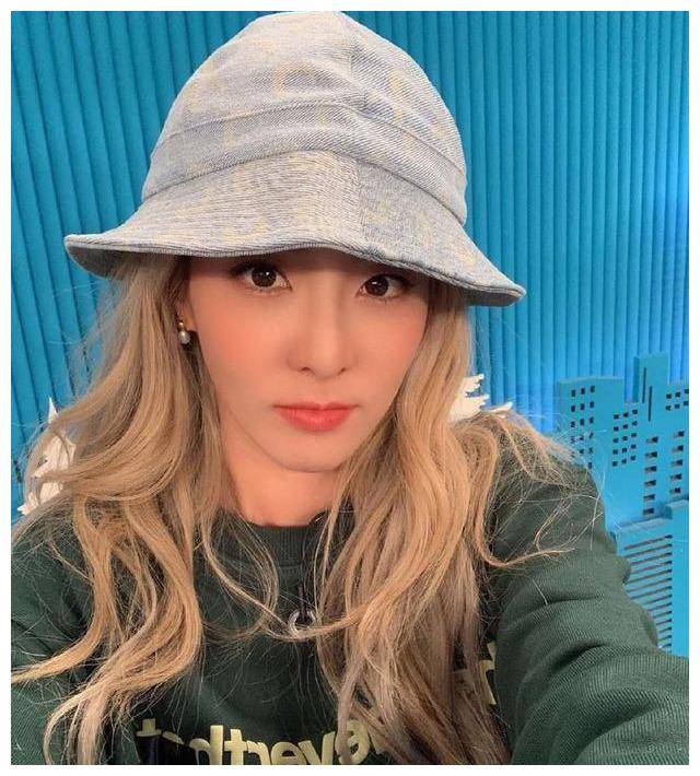 山多拉不愧是南韩"第一童颜",穿西服还要戴小黄帽,童趣十足_罗薇_帽子