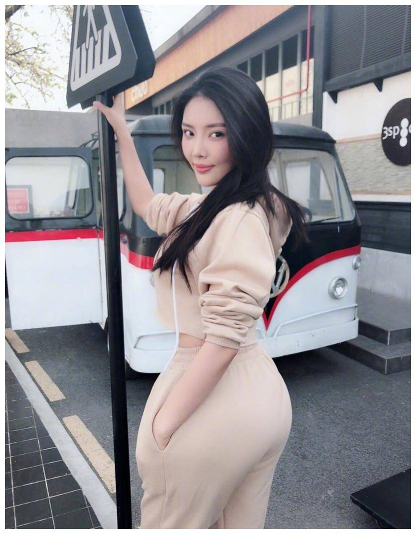 原创徐冬冬这身材绝了连紧身衣也能穿出凹凸感搭配绿裙子太抢镜