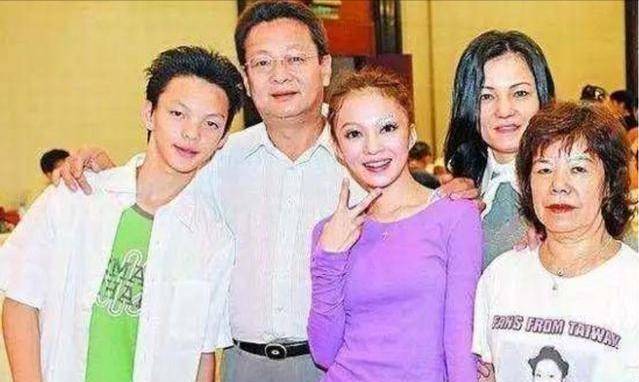 张韶涵母亲姜柔伊:出轨女儿"师弟"张镐哲,为了钱可以放弃女儿_母女
