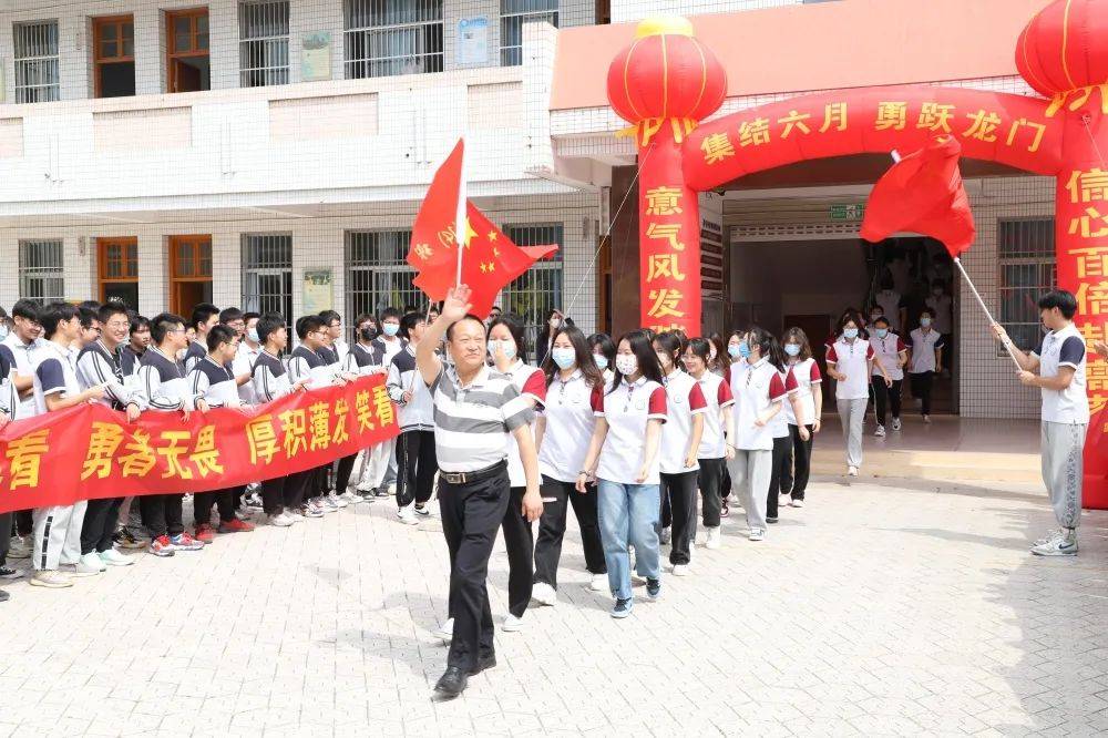 盐城市伍佑中学隆重举行2022届高三壮行主题升旗仪式