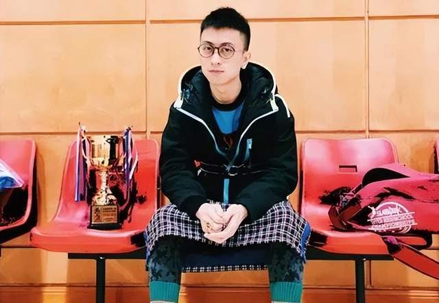 原创秦奋背景经历曝光曾与阿娇关系匪浅父亲是知名叠码仔