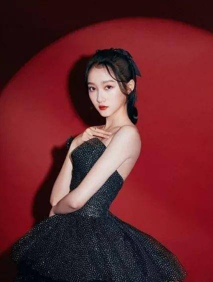 关晓彤又长高了?最近和一些男明星合影都看不出差距