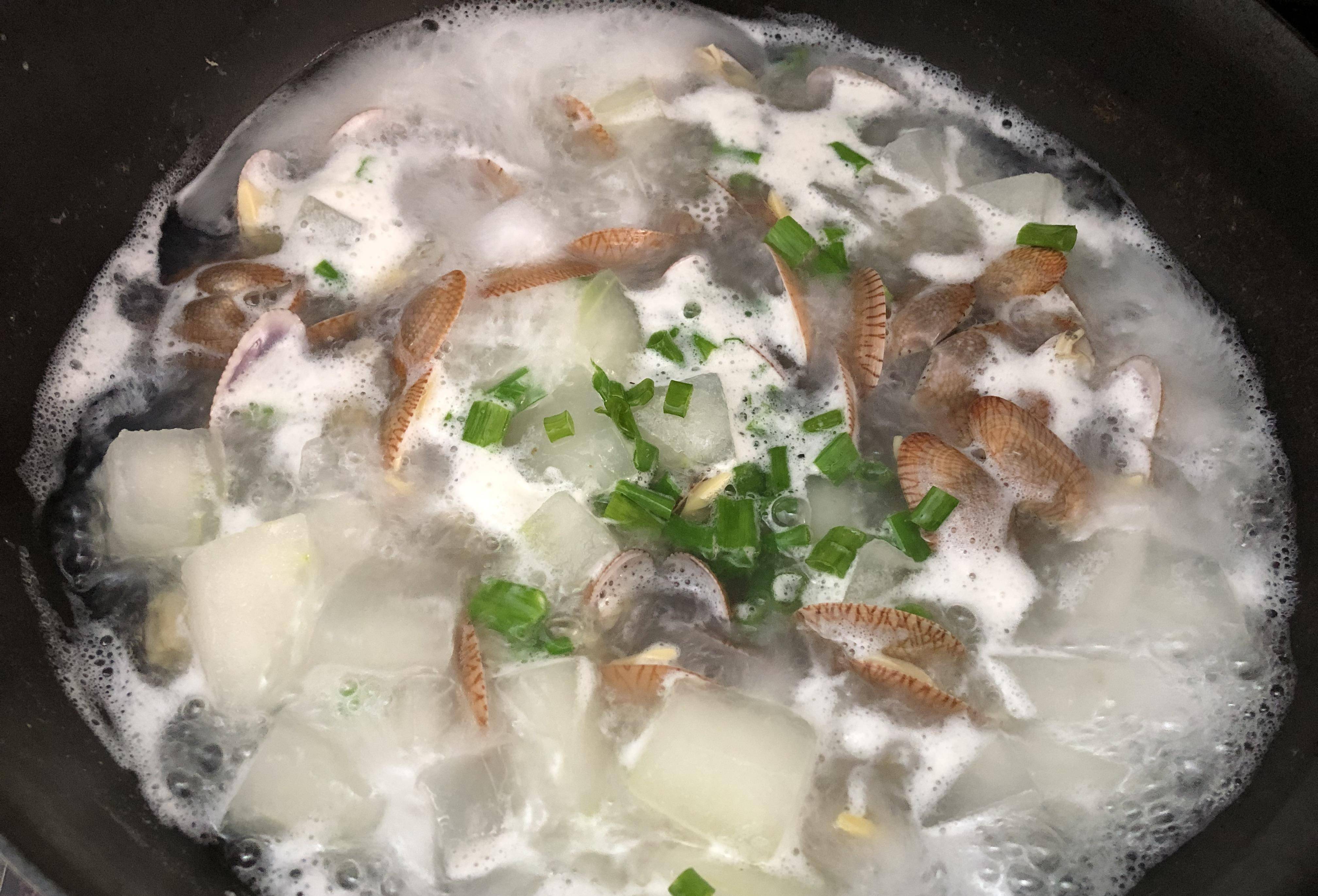 5月最爱用这海鲜煲汤,鲜掉眉毛,比骨头汤好喝,常喝养人身体好_花甲