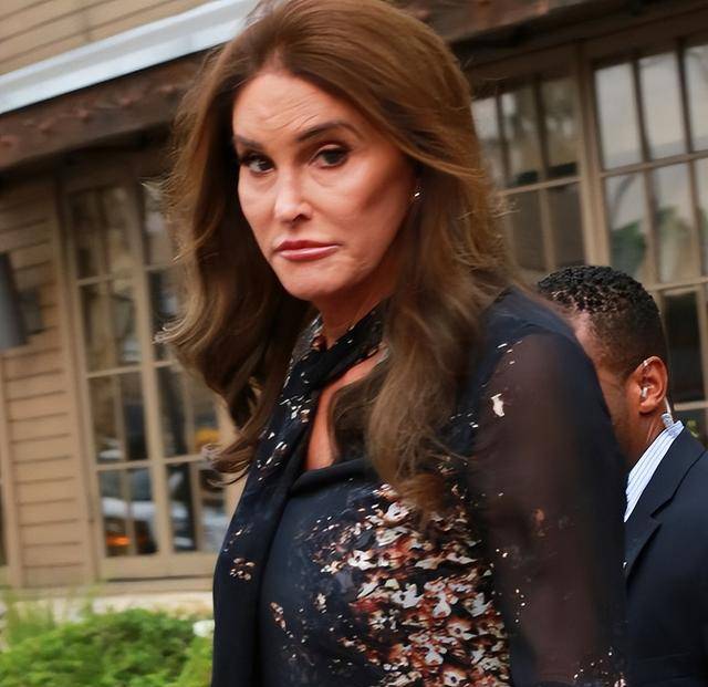 穿著樸素,72歲越發有韻味,父女二人長得像_caitlyn_jenner_爸爸