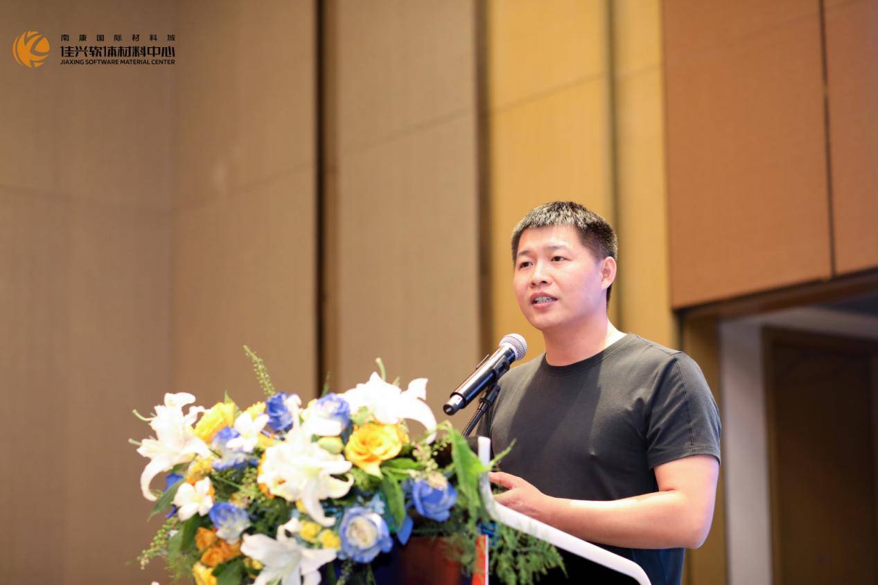 罗海龙先生罗海龙先生在致辞中分享了作为南康本土家具企业的创业发展