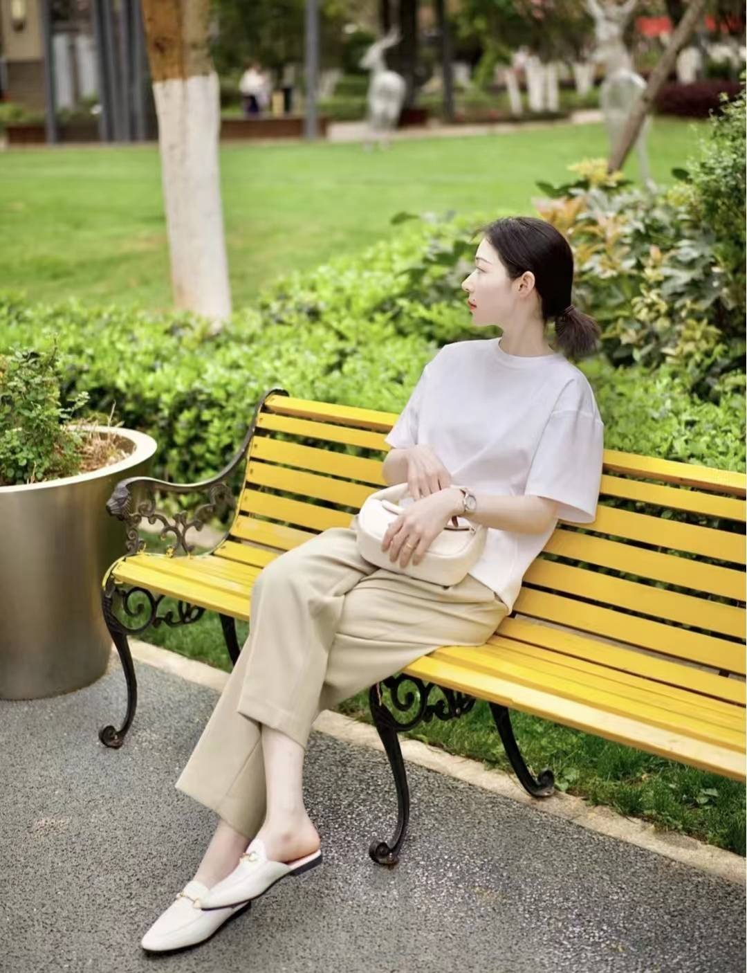 白色t恤搭配配什么颜色裤子最好看